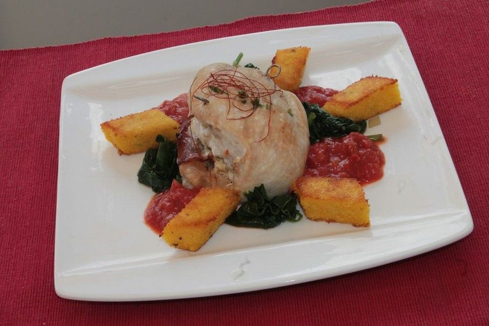 Involtini von der Pute auf Blattspinat mit Polentaschnitte und Tomatensauce