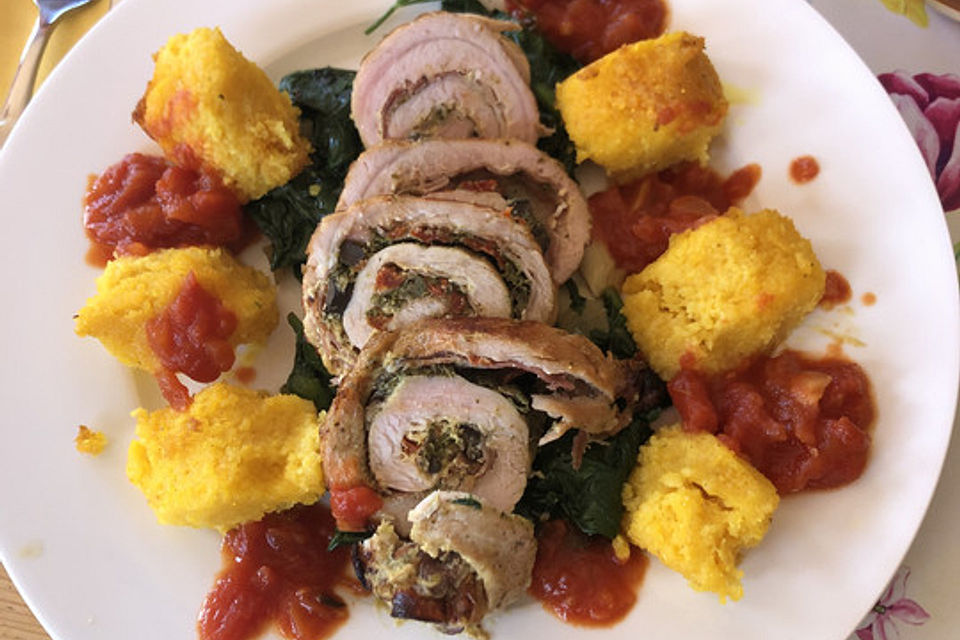 Involtini von der Pute auf Blattspinat mit Polentaschnitte und Tomatensauce