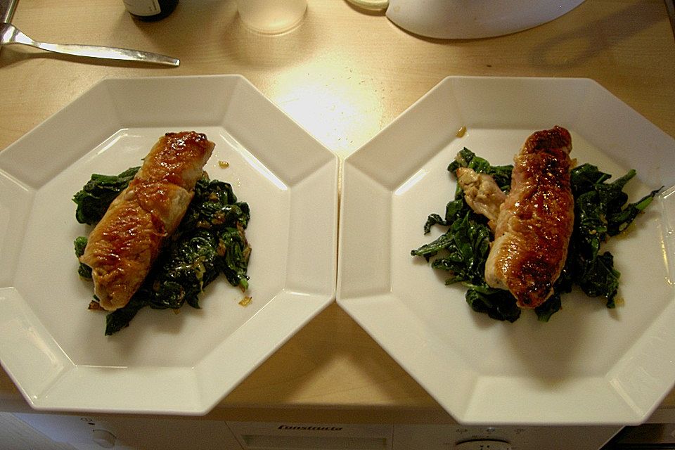 Involtini von der Pute auf Blattspinat mit Polentaschnitte und Tomatensauce