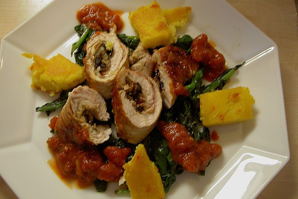 Involtini von der Pute auf Blattspinat mit Polentaschnitte und Tomatensauce