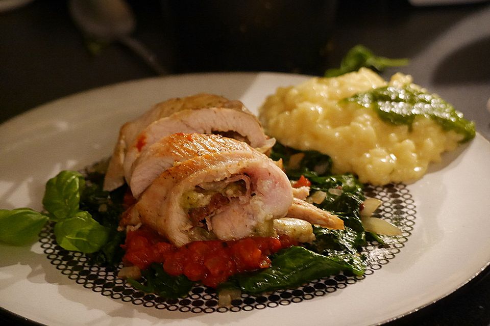 Involtini von der Pute auf Blattspinat mit Polentaschnitte und Tomatensauce