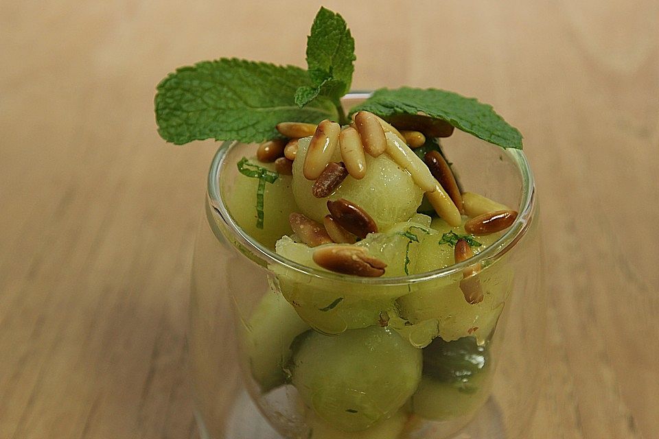 Gurken-Melonen-Salat mit Pinienkernen und Minzblättern