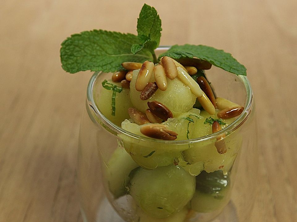 Gurken-Melonen-Salat mit Pinienkernen und Minzblättern von chefkoch ...