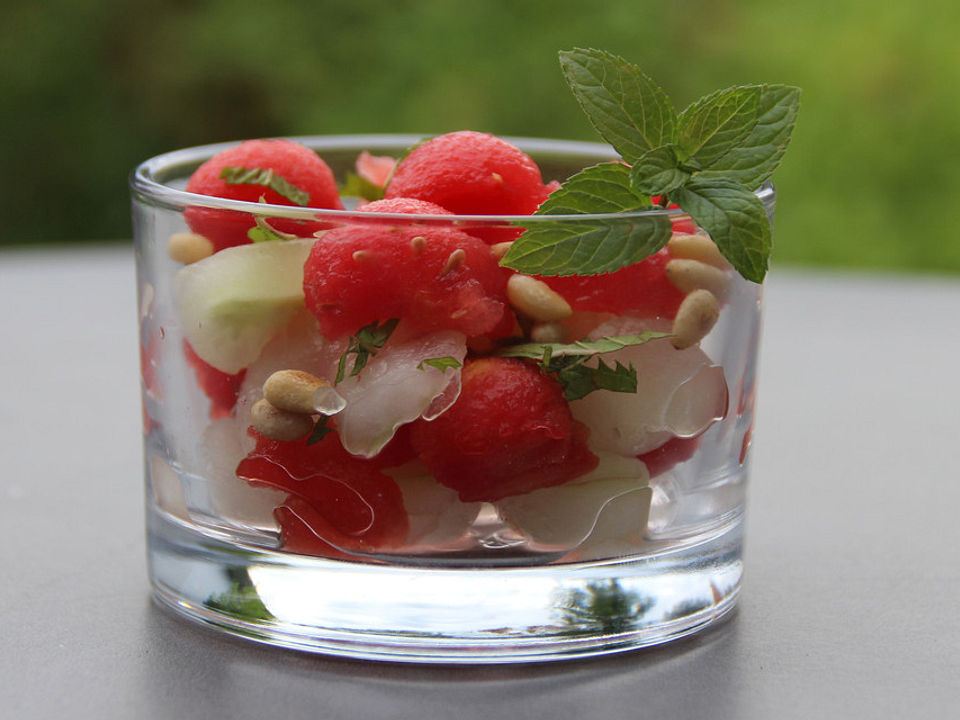 Gurken-Melonen-Salat mit Pinienkernen und Minzblättern - Kochen Gut ...