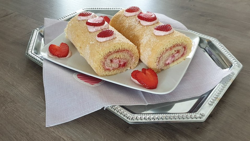 Biskuitrolle mit Erdbeerfüllung – Grundrezept Biskuitrolle mit Erdbeerfüllung – Grundrezept