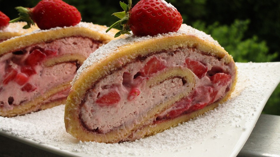 Biskuitrolle mit Erdbeerfüllung – Grundrezept Biskuitrolle mit Erdbeerfüllung – Grundrezept