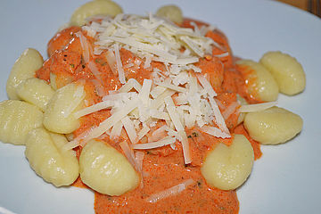 Gnocchi mit Pesto - Tomaten Soße