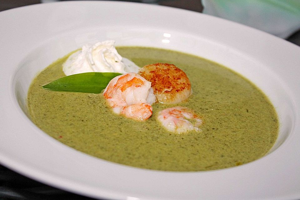 Bärlauchsuppe mit Garnelen und Jakobsmuscheln