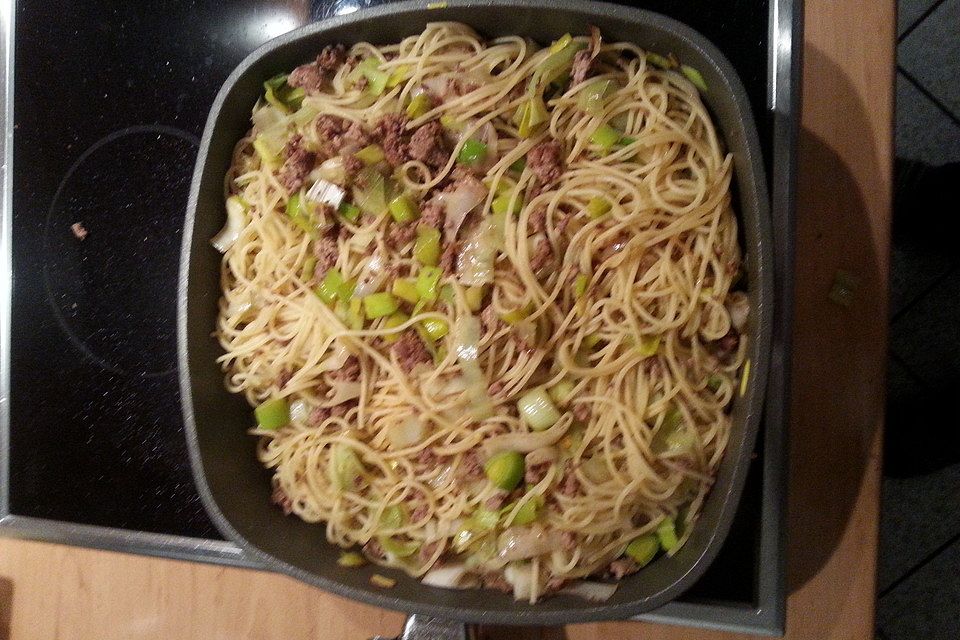 Spaghetti mit Hack und Lauch