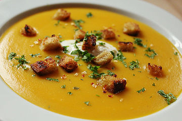 Kartoffel-Kürbis-Suppe mit Croutons