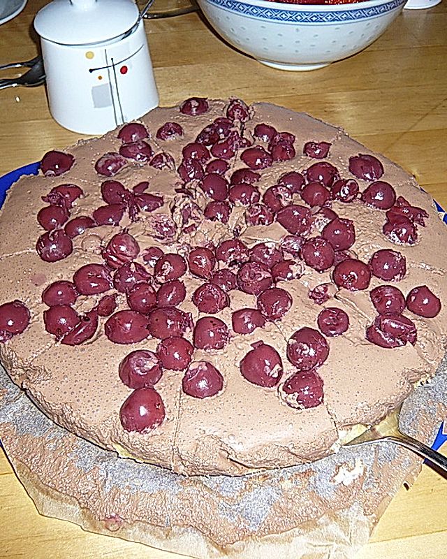 Marzipan-Kirsch-Schoko-Frischkäse-Torte