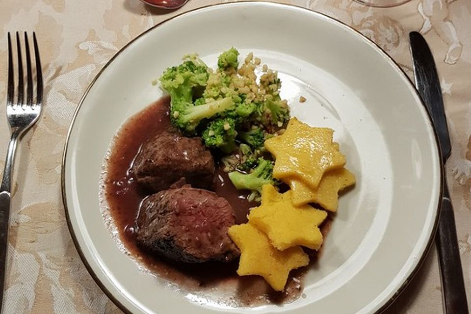 3 Sterne-Rehfilet mit Polenta-Sternen und Mandel-Brokkoli