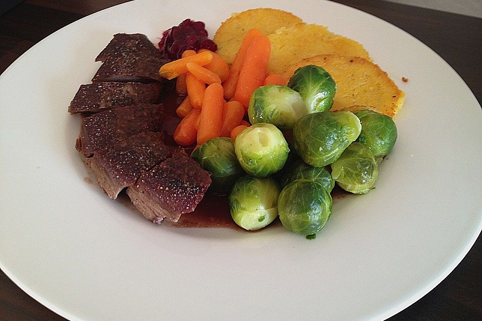 3 Sterne-Rehfilet mit Polenta-Sternen und Mandel-Brokkoli