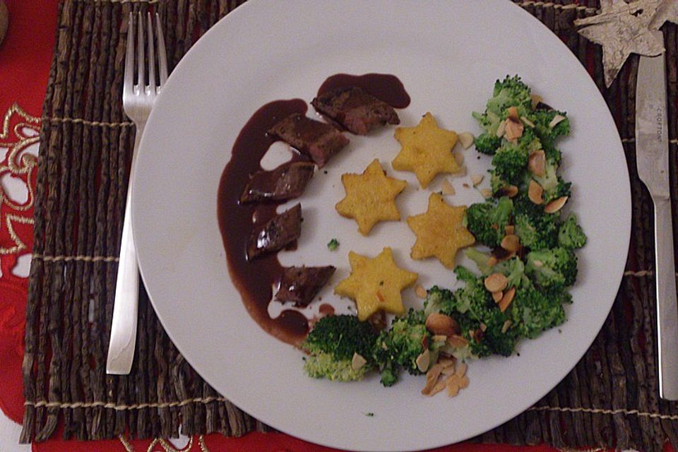 3 Sterne-Rehfilet mit Polenta-Sternen und Mandel-Brokkoli