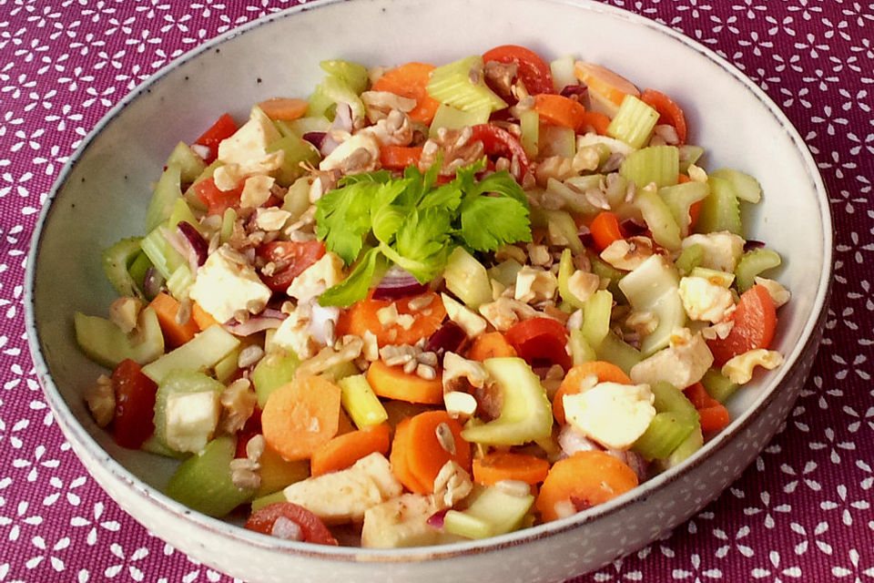 Bunter Mozzarellasalat mit Stangensellerie und Nüssen