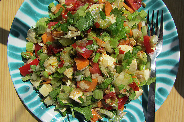 Bunter Mozzarellasalat mit Stangensellerie und Nüssen von aurianne ...