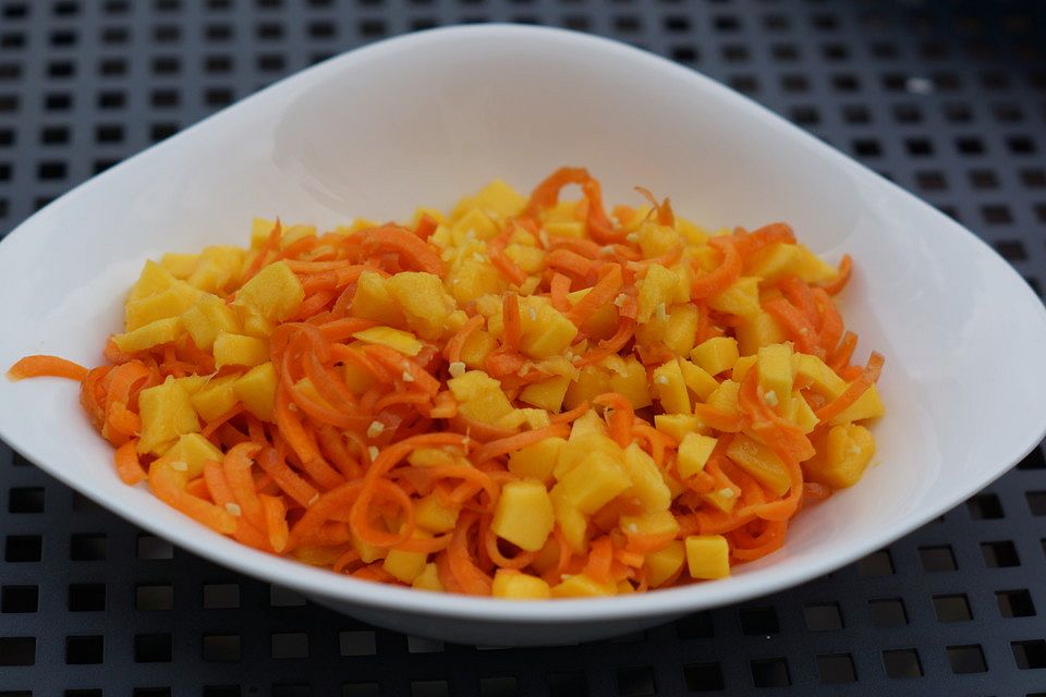 Exotischer Möhrensalat mit Mango und Orange