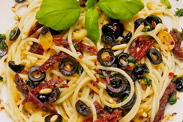 Schnelle Spaghetti mit getrockneten Tomaten, Oliven und Chili