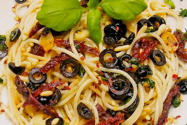 Schnelle Spaghetti mit getrockneten Tomaten, Oliven und Chili von ...