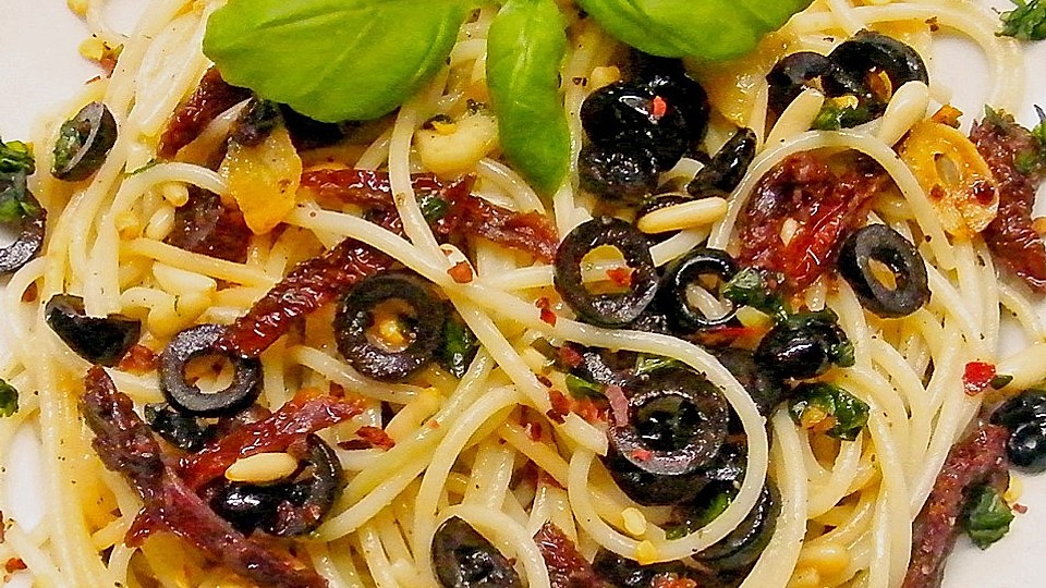 Schnelle Spaghetti Mit Getrockneten Tomaten Oliven Und Chili Von Koelkast Chefkoch