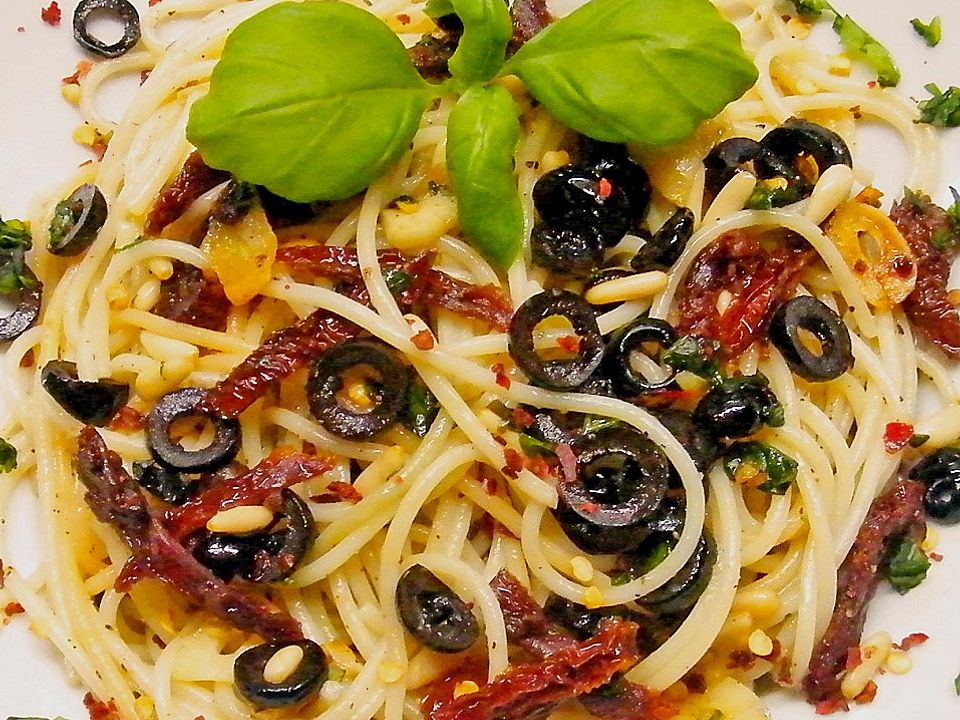 Schnelle Spaghetti mit getrockneten Tomaten, Oliven und Chili von ...