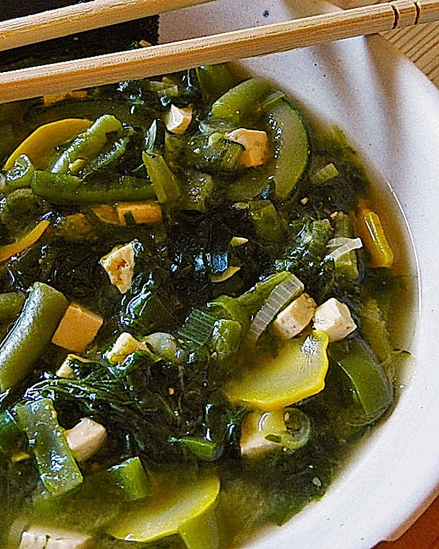 Grüne Gemüsesuppe mit Tofu und Miso