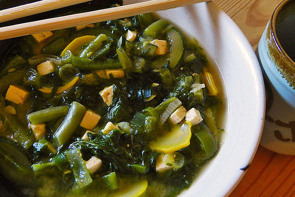 Grüne Gemüsesuppe mit Tofu und Miso