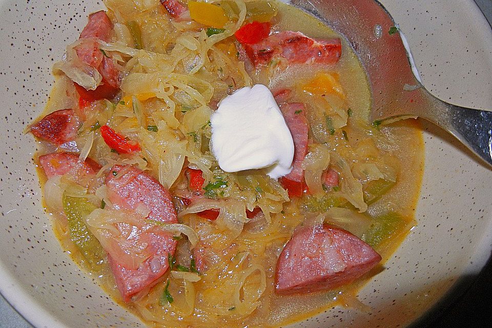 Sauerkrautsuppe mit Paprika und Cabanossi