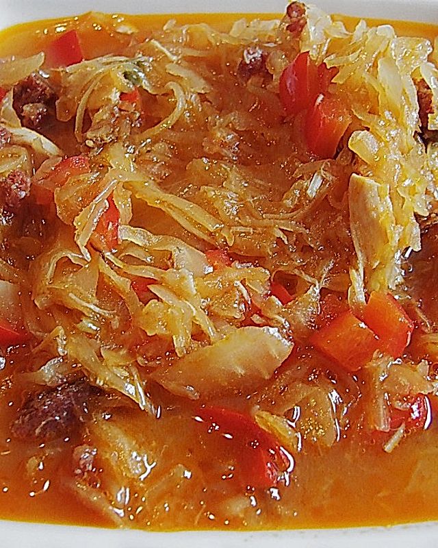 Sauerkrautsuppe mit Paprika und Cabanossi