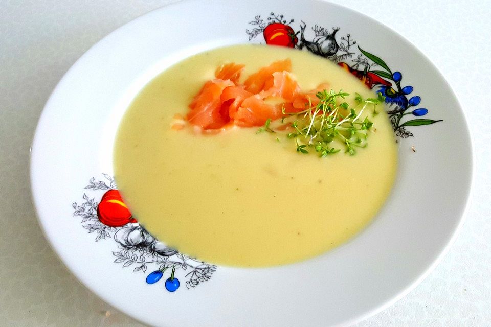 Edles Apfel-Senf-Festtagssüppchen mit Lachs und Kresse