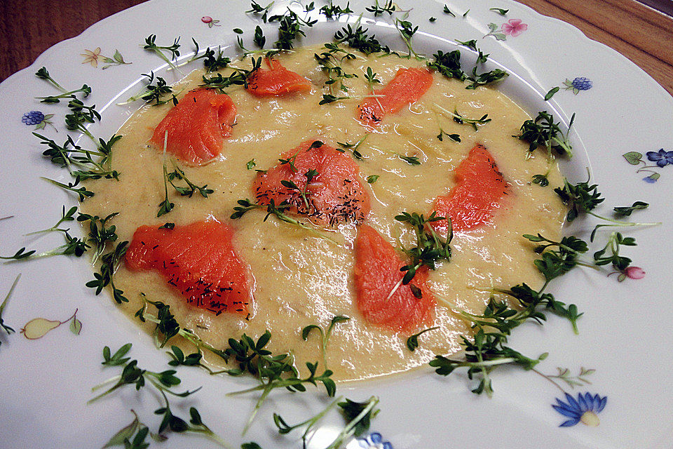 Edles Apfel-Senf-Festtagssüppchen mit Lachs und Kresse