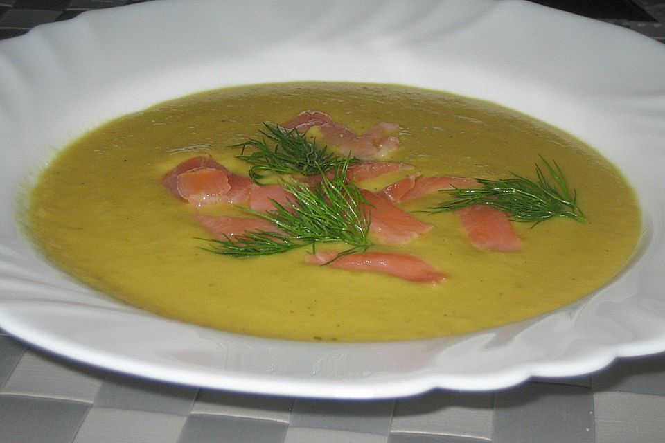 Edles Apfel-Senf-Festtagssüppchen mit Lachs und Kresse