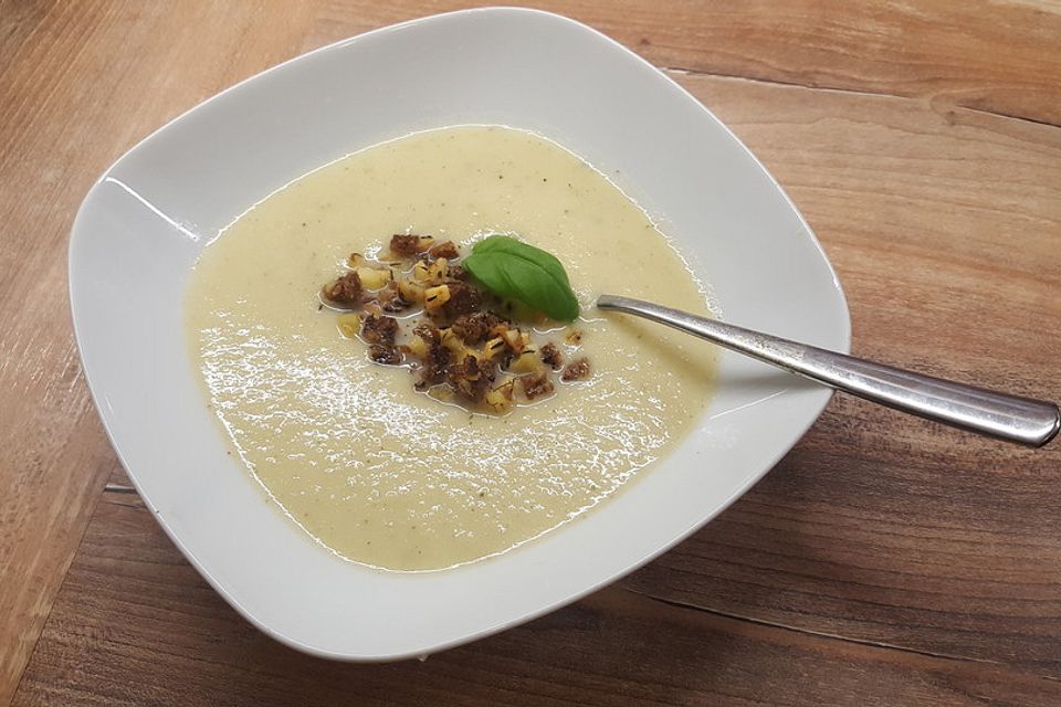 Cremesuppe von Pastinaken mit Würfelchen