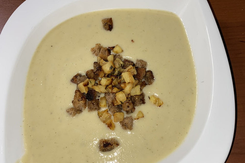 Cremesuppe von Pastinaken mit Würfelchen