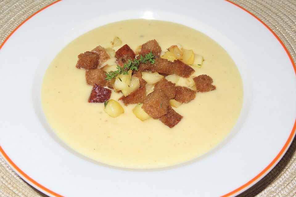 Cremesuppe von Pastinaken mit Würfelchen