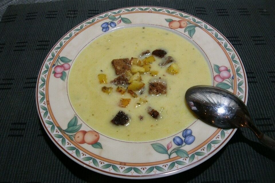 Cremesuppe von Pastinaken mit Würfelchen