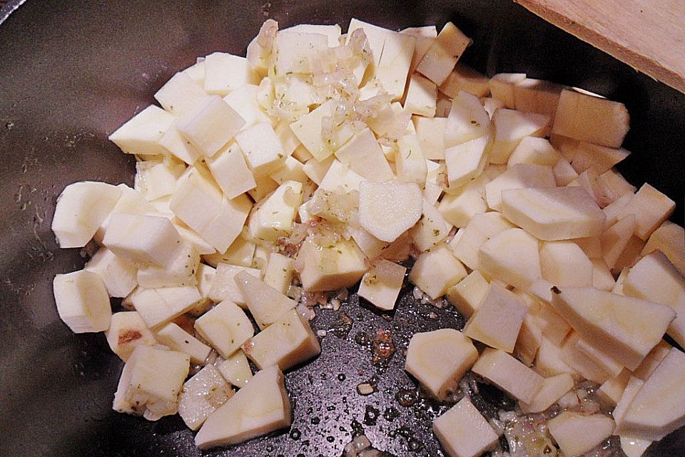 Cremesuppe von Pastinaken mit Würfelchen