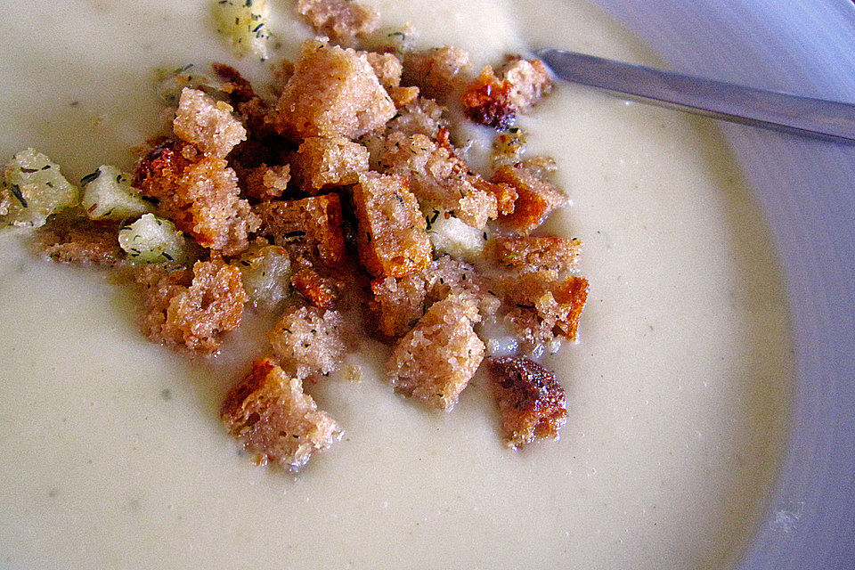 Cremesuppe von Pastinaken mit Würfelchen