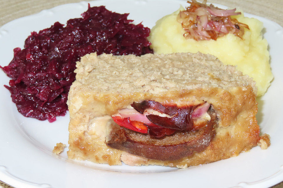 Würzig gefüllter Hackbraten