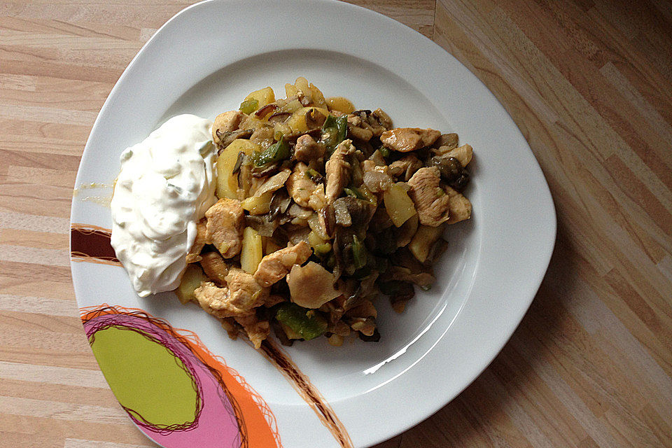 Hähnchen-Kartoffelpfanne mit Mischpilzen und Paprika