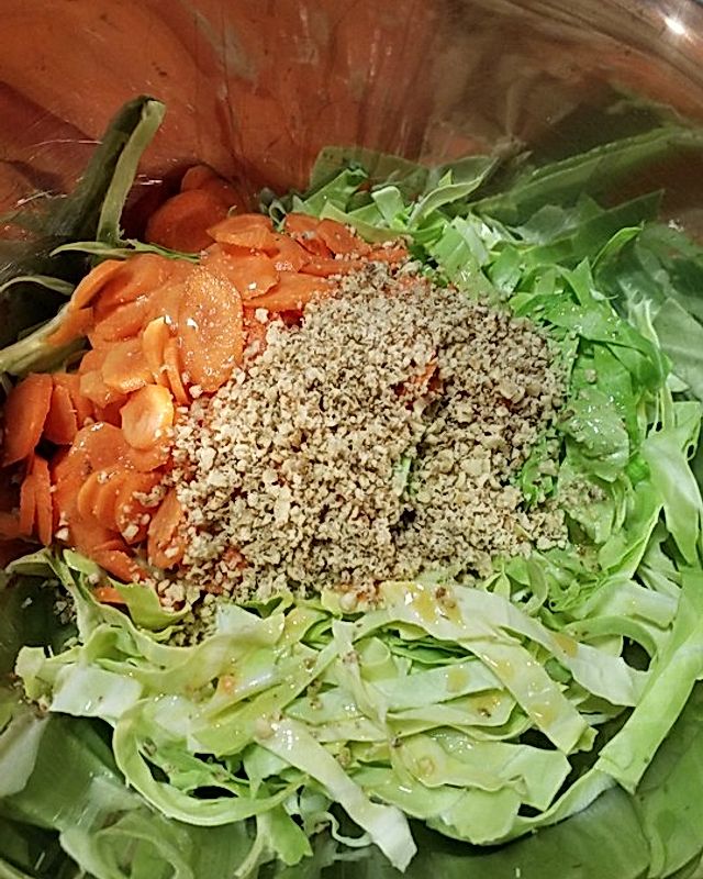 Spitzkohl-Karotten-Nuss-Salat