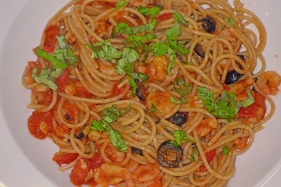 Spaghetti mit Garnelen, Oliven und Tomaten