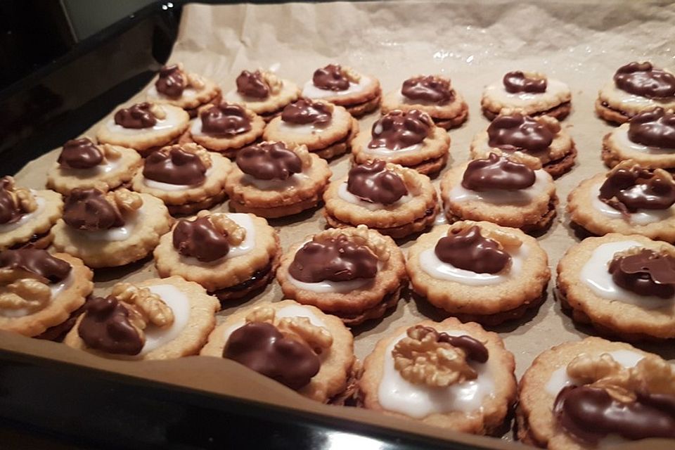 Walnussplätzchen mit Zitronenglasur