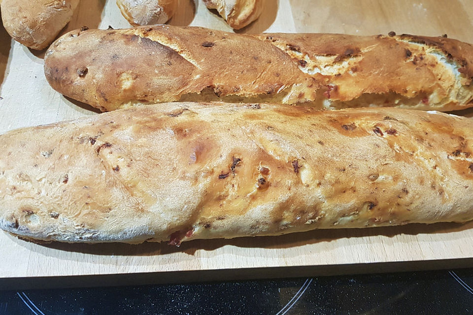 Speck-Zwiebel-Baguette mit Käse