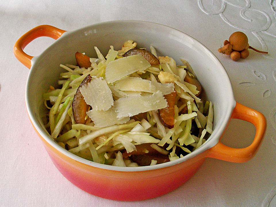 Weißkohlsalat mit Zwetschgen und Nüssen von smokey1| Chefkoch