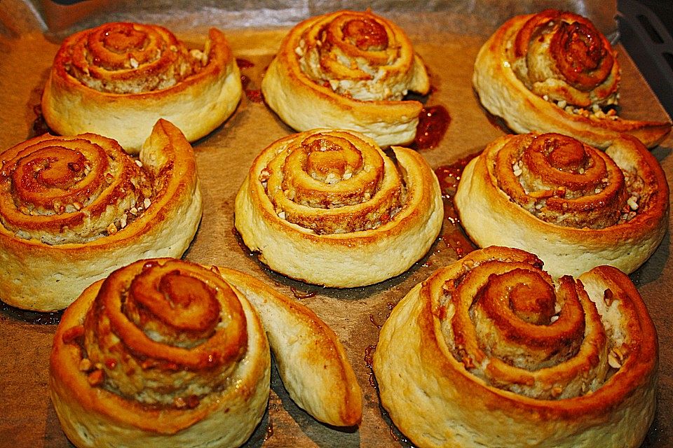 Zimtschnecken mit Honig und Mandeln