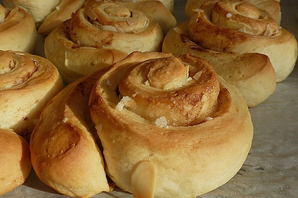 Zimtschnecken mit Honig und Mandeln