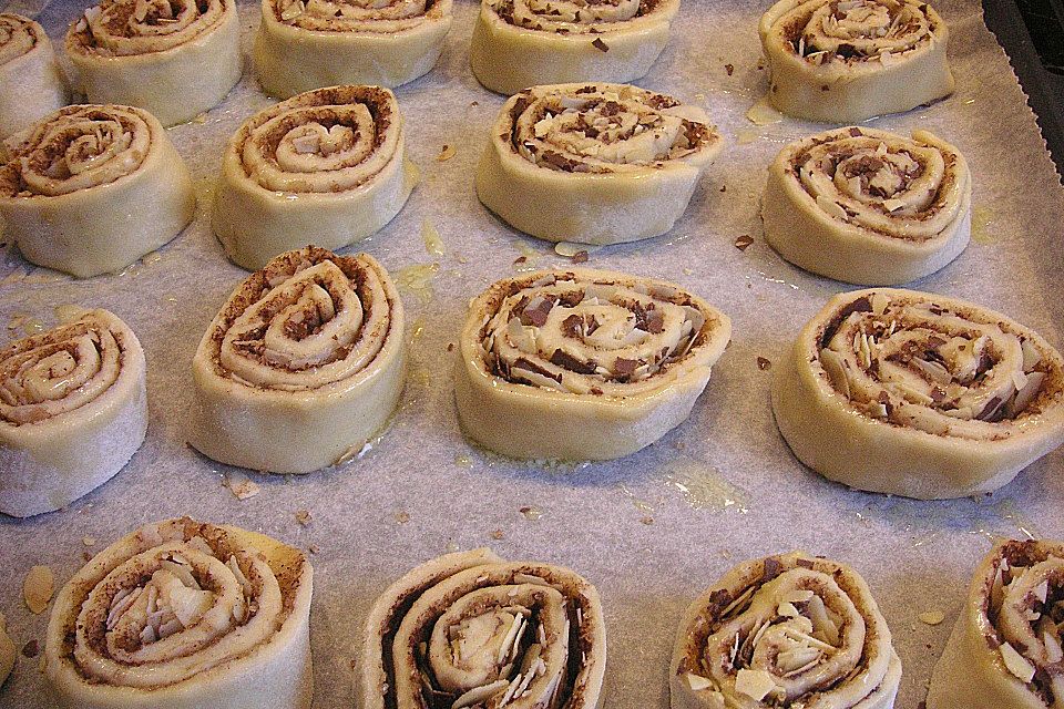 Zimtschnecken mit Honig und Mandeln