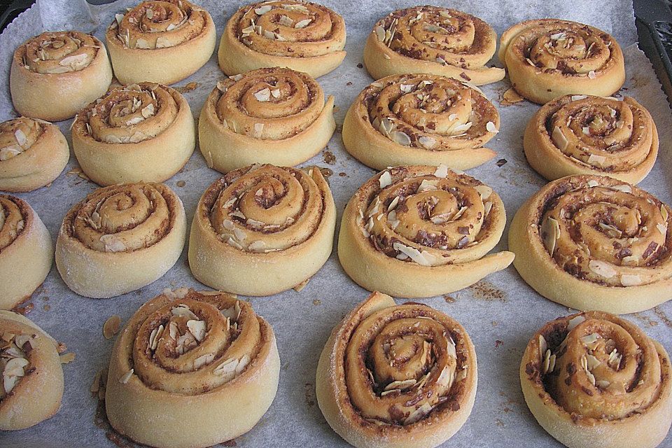 Zimtschnecken mit Honig und Mandeln