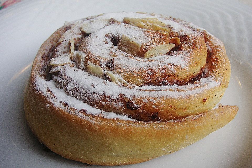 Zimtschnecken mit Honig und Mandeln